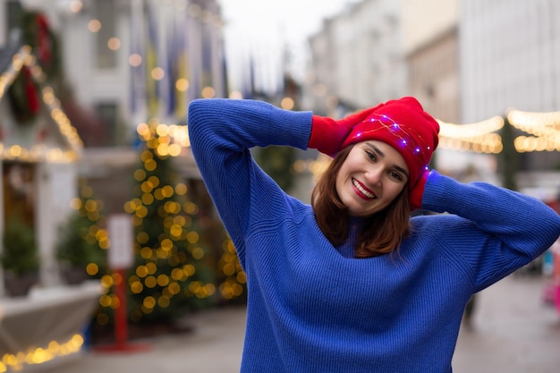 Emotionele lachende jonge vrouw wandelen op de kerstmarkt. ruimte voor tekst