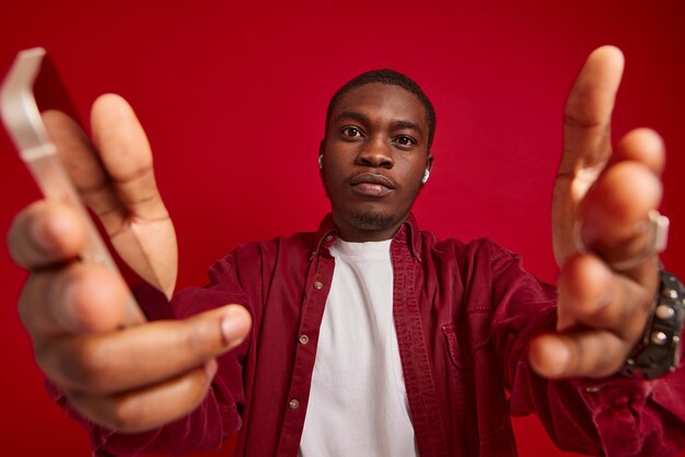 Emotionele man Afrikaanse verschijning met telefoon in handen technologie communicatie vreugde