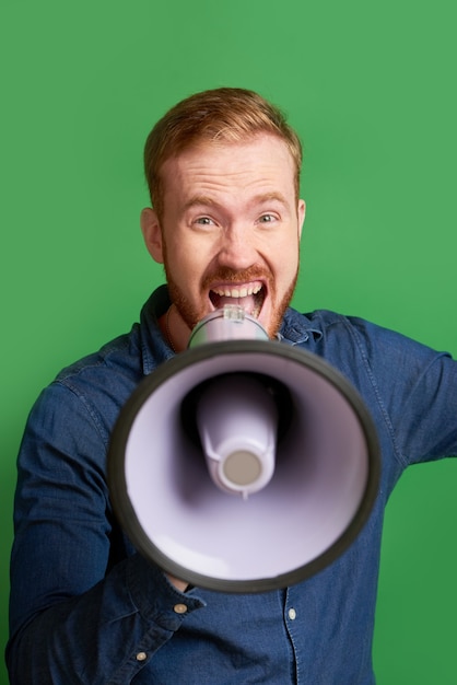 Foto emotionele man die aankondiging doet geïsoleerd op groene achtergrond