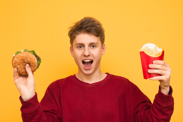 Emotionele man in casual kleding vormt op een geel