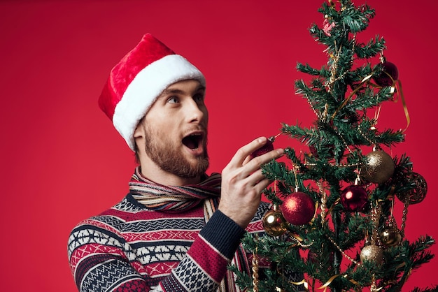 Emotionele man in Nieuwjaarskleding decoratie kerststudio poseert Hoogwaardige foto