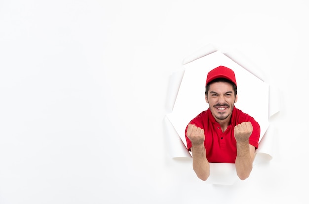 Emotionele mannelijke koerier in rood uniform op wit