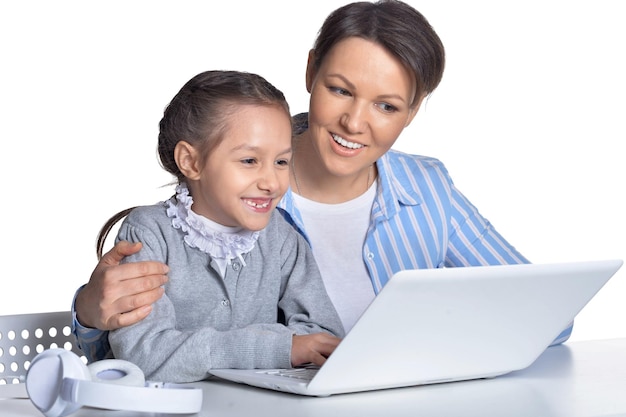 Emotionele moeder en dochter die laptop gebruiken