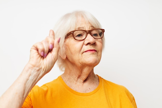 Emotionele oudere vrouw gezondheid levensstijl brillen behandeling lichte achtergrond