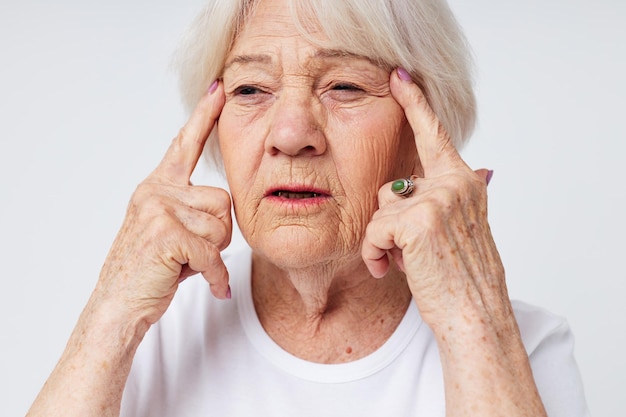 Emotionele oudere vrouw gezondheid levensstijl oogarts ziet behandeling lichte achtergrond
