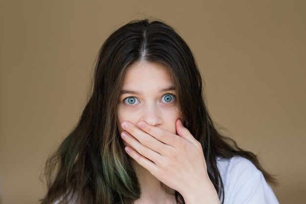 Emotionele portret van verrast vrouw. Verbazing emotie