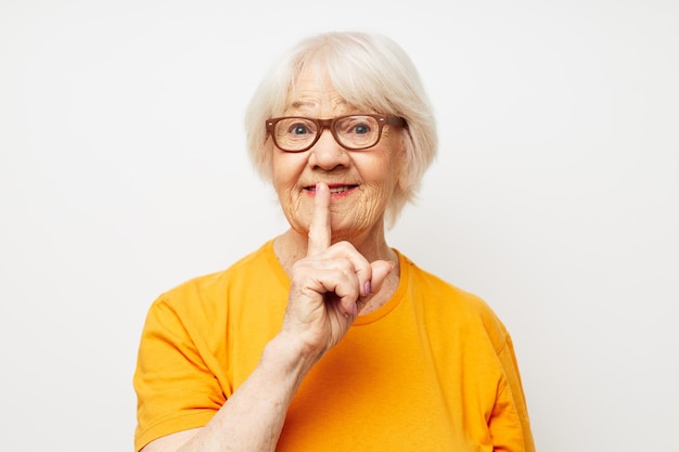 Emotionele problemen met het gezichtsvermogen van oudere vrouwen met een bril geïsoleerde achtergrond