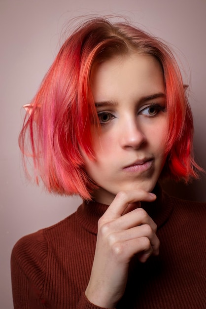 Emotionele tiener met roze haar en elfenoren