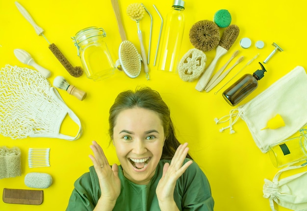 Foto emotionele vrouw op gele achtergrond met zero waste life kit