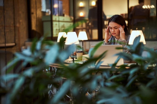 Emotionele zakenvrouw die zich op taak probeert te concentreren