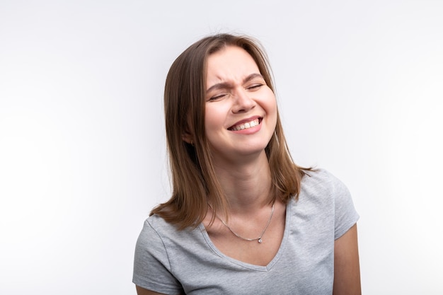 Concetto di emozioni e persone. giovane donna emotiva sul bianco.