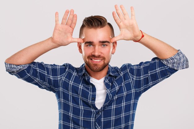 Foto emozioni giovane in camicia blu