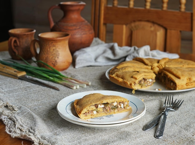 Фото empanada gallega традиционный пирог с начинкой из тунца галисийская и испанская кухня тарт с тунцом и овощами