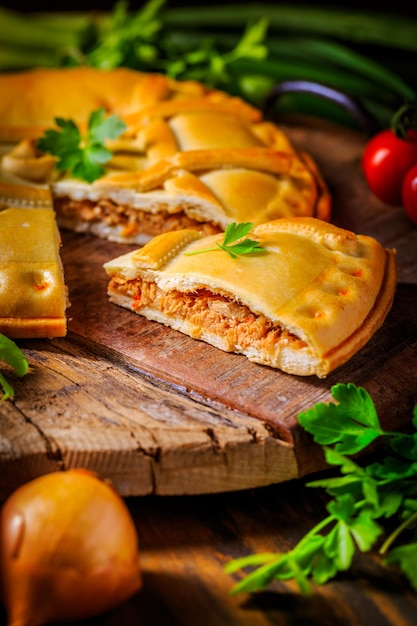참치 갈리시아 요리와 스페인 요리로 속을 채운 엠파나다 갈레가 전통 파이