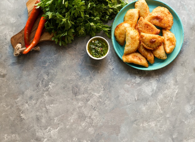 Empanadas de carne argentinas con  chimichurri salsa