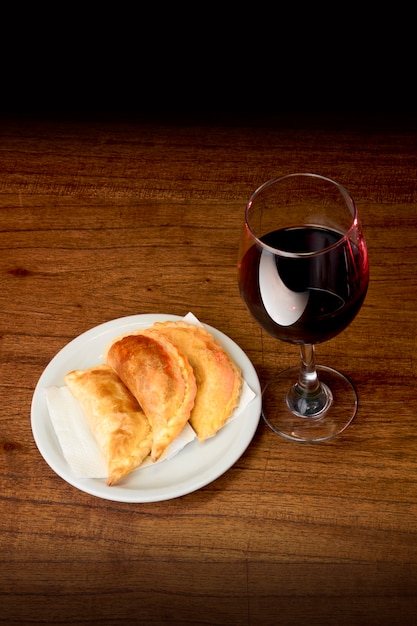 Foto empanadas e vino