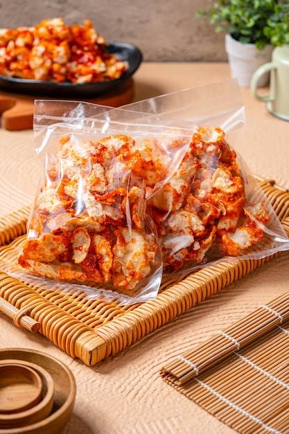 Пряные закуски Emping Balado из крекеров мелинджо, хрустящие, сладкие и пряные.