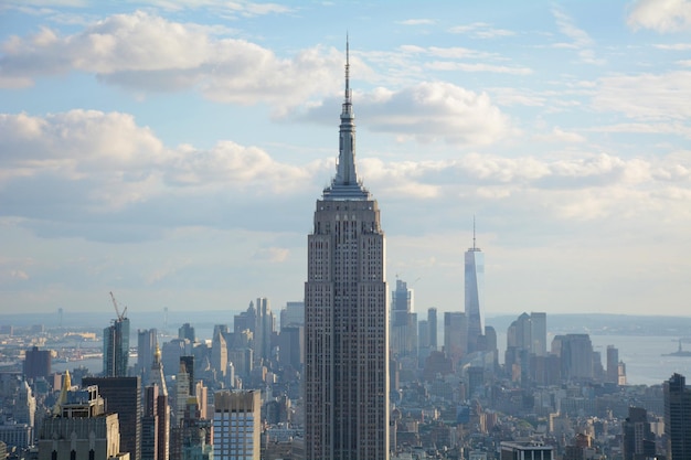 写真 エンパイア・ステート・ビルとマンハッタンのモダン・タワー