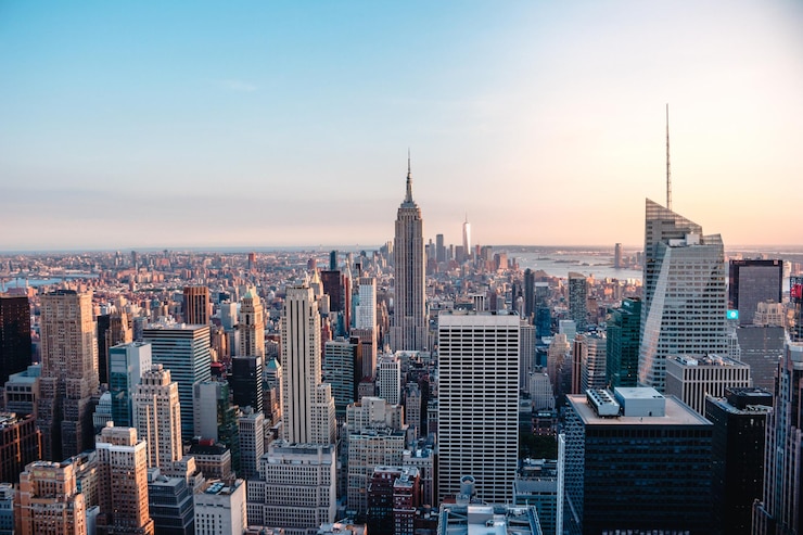 Photo empire state building against sky during sunset in city