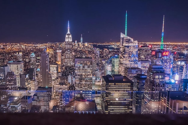 Empire State Building in het verlichte stadsbeeld's nachts