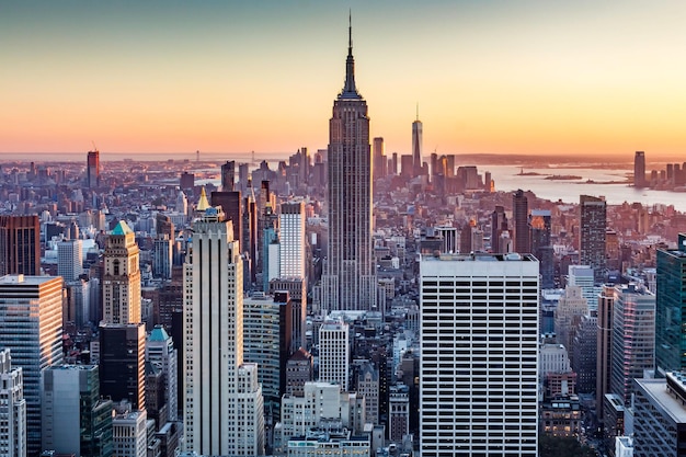 Empire State Building tegen de hemel tijdens zonsondergang in de stad