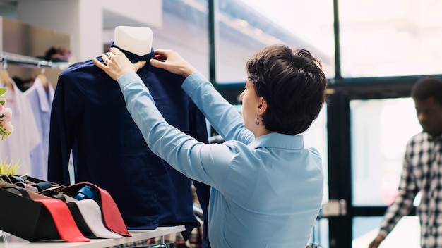 Foto impiegato che organizza la camicia formale