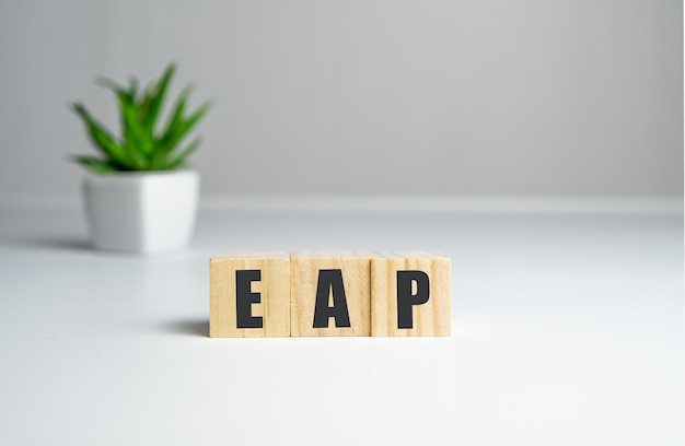Знак программы помощи сотрудникам EAP на деревянных кубиках.