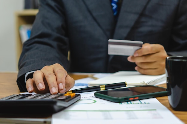 인터넷 쇼핑을 하는 동안 신용 카드로 요금을 지불하는 회사 직원 비즈니스에서 세금 및 회계 개념