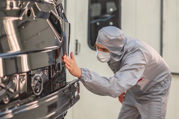 Un impiegato dell'officina di verniciatura di una fabbrica di automobili