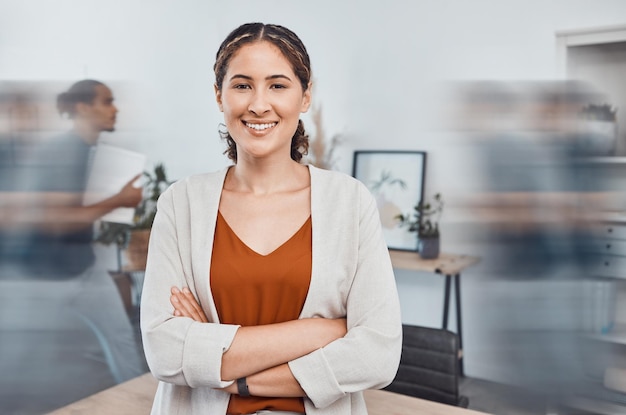 Офис портрета сотрудника занят, а женщина руководит рекламной компанией с улыбкой в качестве руководства для стартапа менеджер по маркетингу или босс счастливы работать в быстром корпоративном агентстве