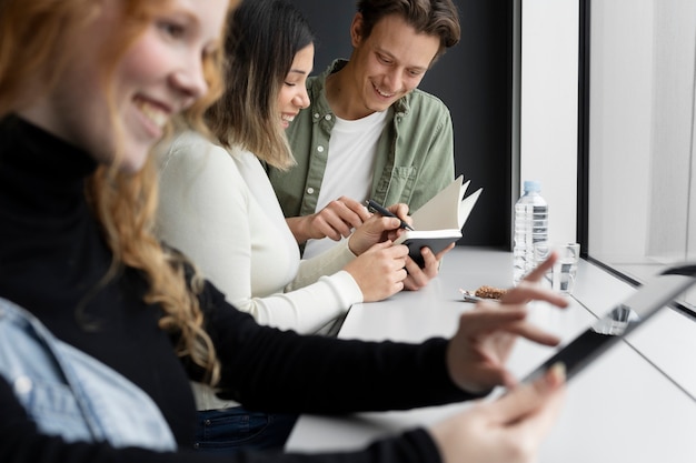 Foto dipendente che mostra apprezzamento reciproco