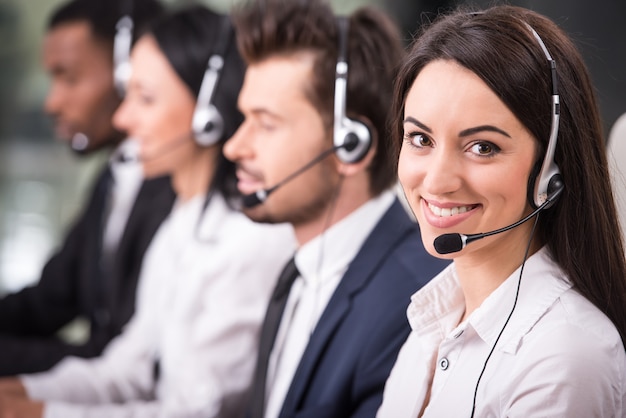 Foto i dipendenti sorridono e lavorano al computer.