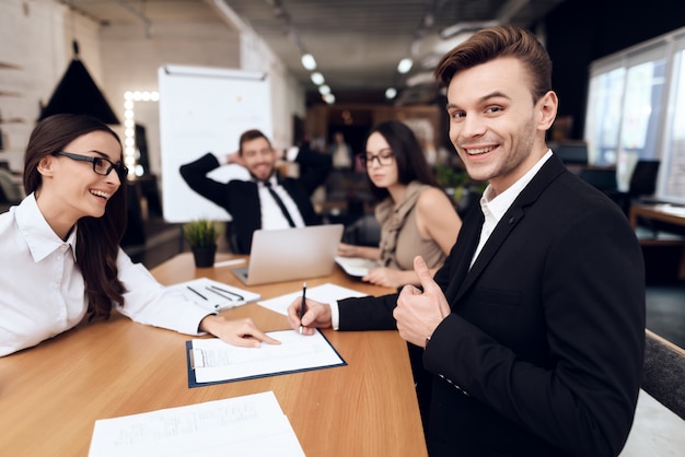 会社の従業員がテーブルで会議を開きます