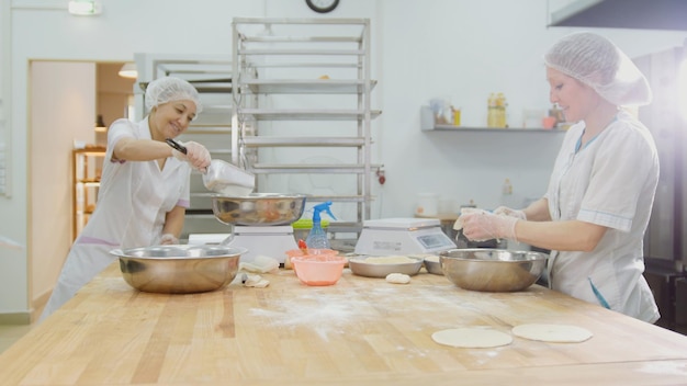 Работницы пекарни пекут свежий хлеб, широкий вид