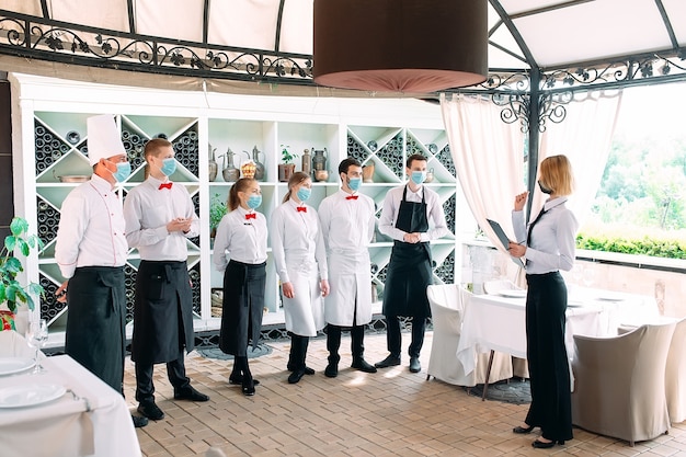 Dipendenti di un ristorante o di un hotel con maschere protettive