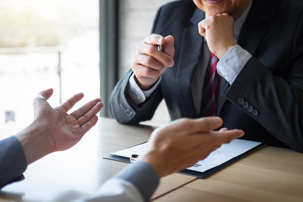 Datore di lavoro che arriva per un colloquio di lavoro, uomo d'affari ascolta le risposte del candidato che spiegano il suo profilo e colloquio lavoro da sogno, manager seduto al lavoro intervista che parla in ufficio