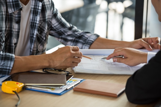 Employer and foreman talking together on the desk.