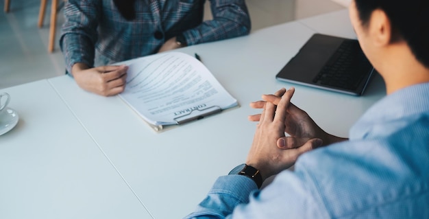 Datore di lavoro o reclutatore che legge un curriculum durante il colloquio il suo profilo di datore di lavoro candidato che conduce un colloquio di lavoro manager concetto di occupazione e reclutamento delle risorse