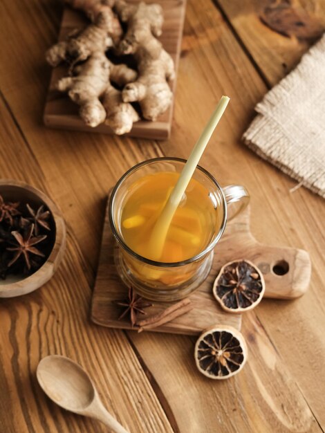 Foto emponempon o jamu bevanda a base di erbe tradizionale indonesiana a base di zenzero, curcuma ed erbe aromatiche