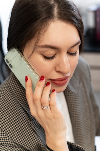 Photo empowered business woman at the office