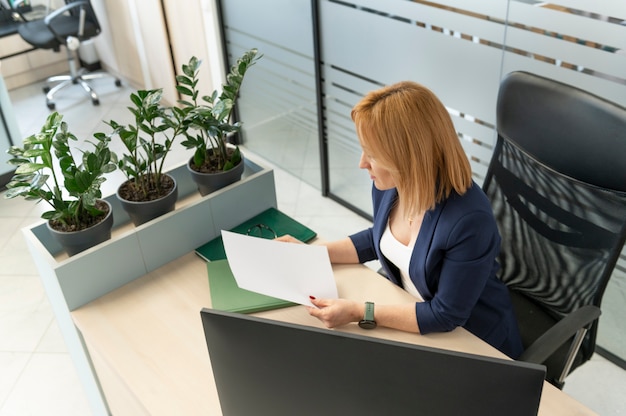 Photo empowered business woman at the office