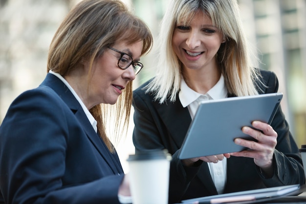 Donne d'affari autorizzate che lavorano insieme