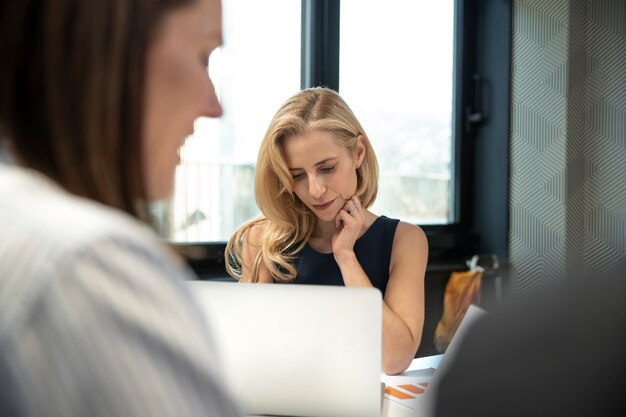 Foto donne d'affari autorizzate che lavorano