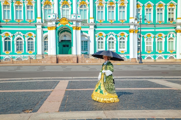 Императрица Екатерина I гуляет по Дворцовой площади Санкт-Петербург Россия 11 сентября 2023 года