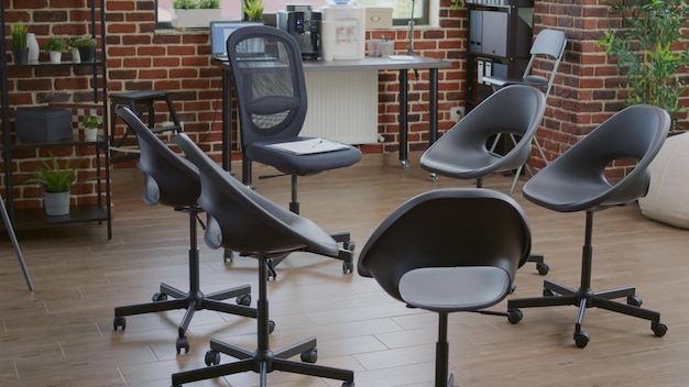 Photo empty aa meeting group therapy space with chairs in circle prepared for people dealing with alcohol and drug addiction. nobody in office for patients to receive help and assistance from therapist