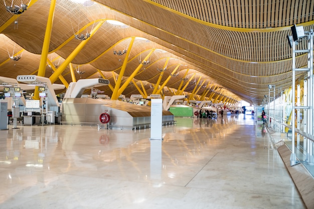 Foto aeroporto vuoto all'interno del terminal e banco del check-in