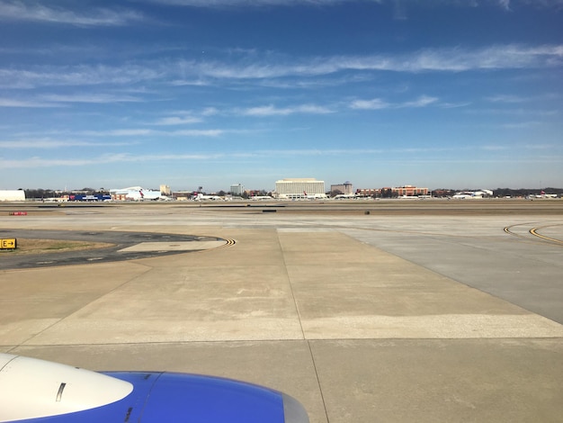 晴れた日に青い空に照らされた空港の空の滑走路