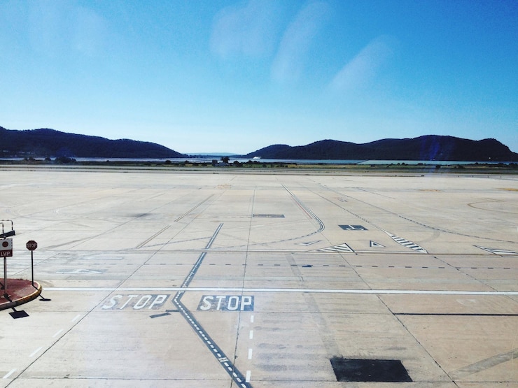 Photo 晴れた日に空に向かって空の空港の滑走路