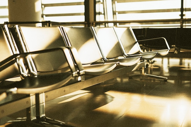 Photo empty airport terminal waiting area