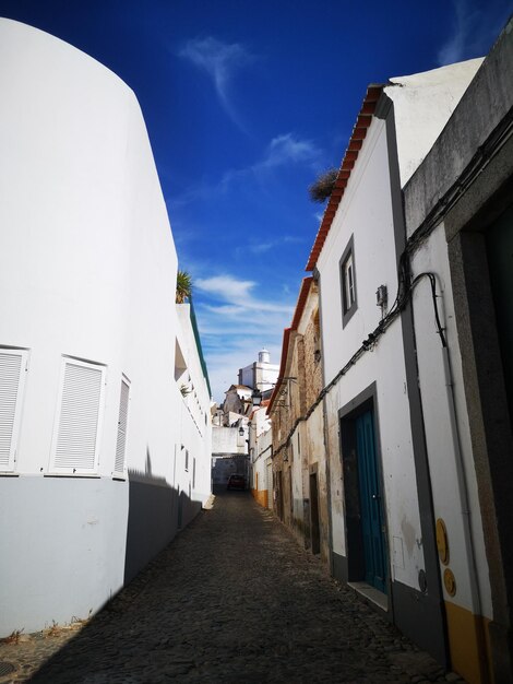 Photo empty alley amidst buildings against sky